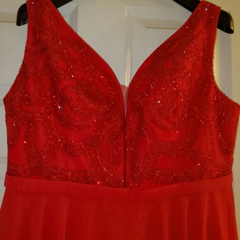 Red Gown - Picture 4 of 6
